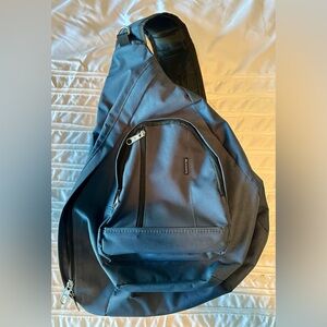Everest Slingback Crossbody Backpack Dark blue. Lots of zip pockets.